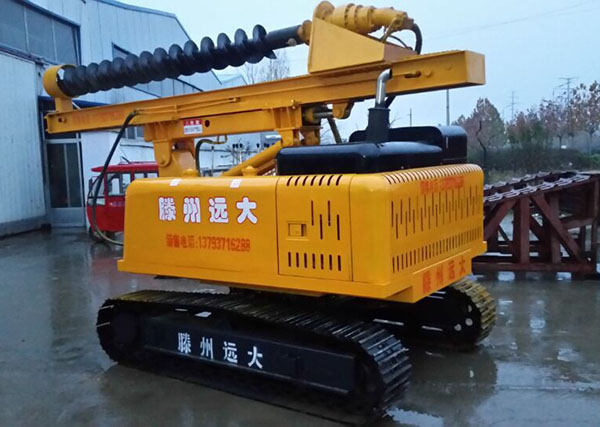 好色先生TVAPP下载太阳能光伏履带液压好色先生TV软件下载雨中拍摄图二