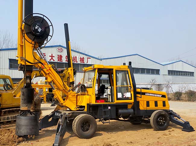 小型轮式旋挖机，适合于房屋建筑、道路桥梁施工和建筑工地使用。